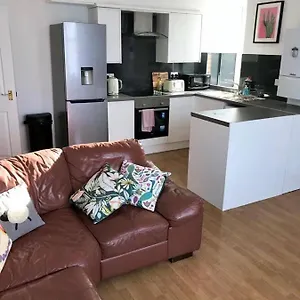 https://a-modern-2-bedroom-apartment-close-to-the-city-centre.cardiffhotelswales.com